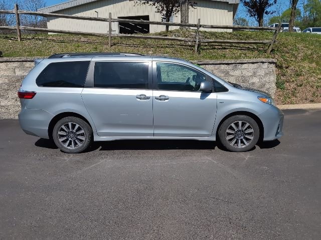 Used 2020 Toyota Sienna LE w/ LE Preferred Package AWD/4WD image 2