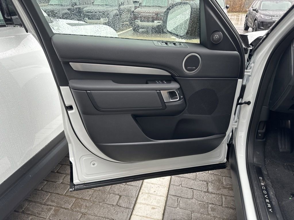 New 2024 Land Rover Discovery Dynamic SE image 11