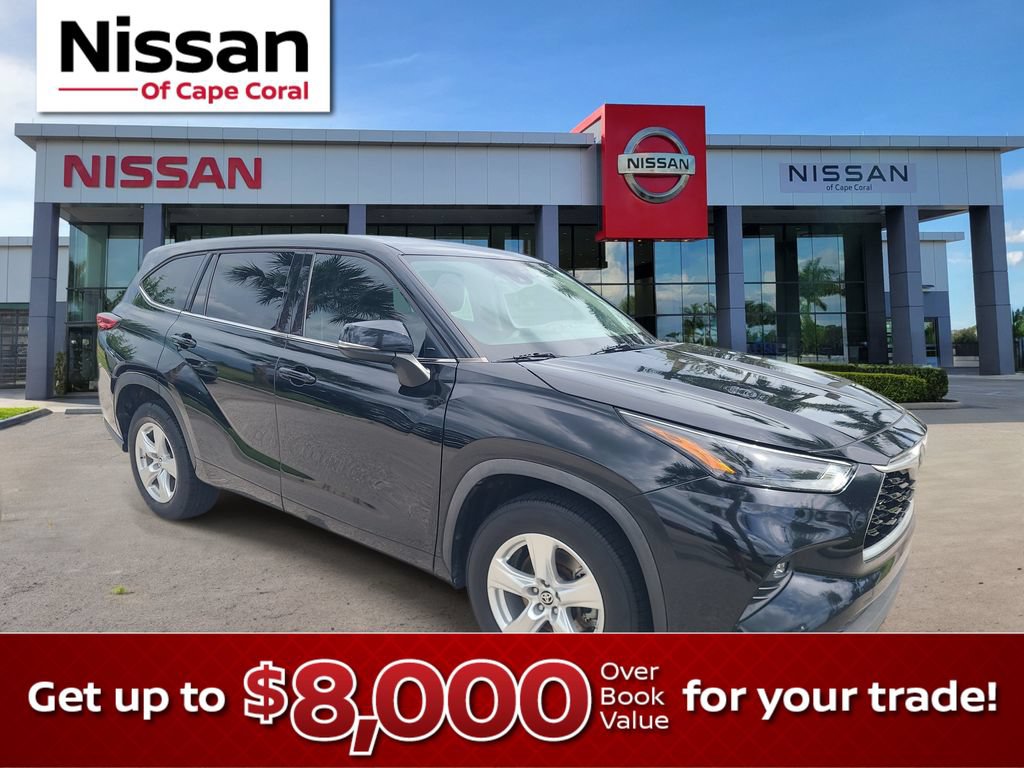 Used 2022 Toyota Highlander LE FWD image 1