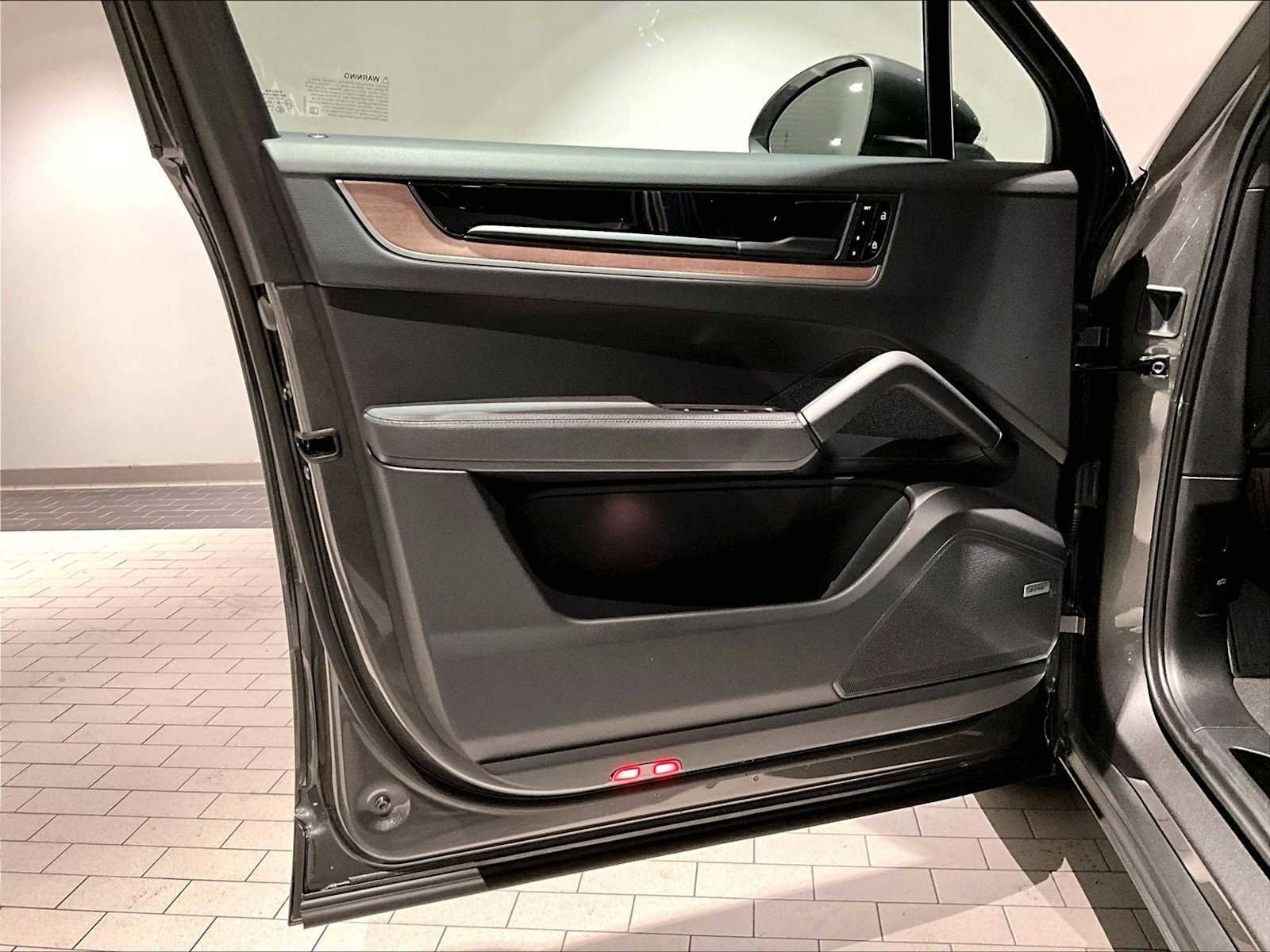 Used 2025 Porsche Cayenne E-Hybrid image 25