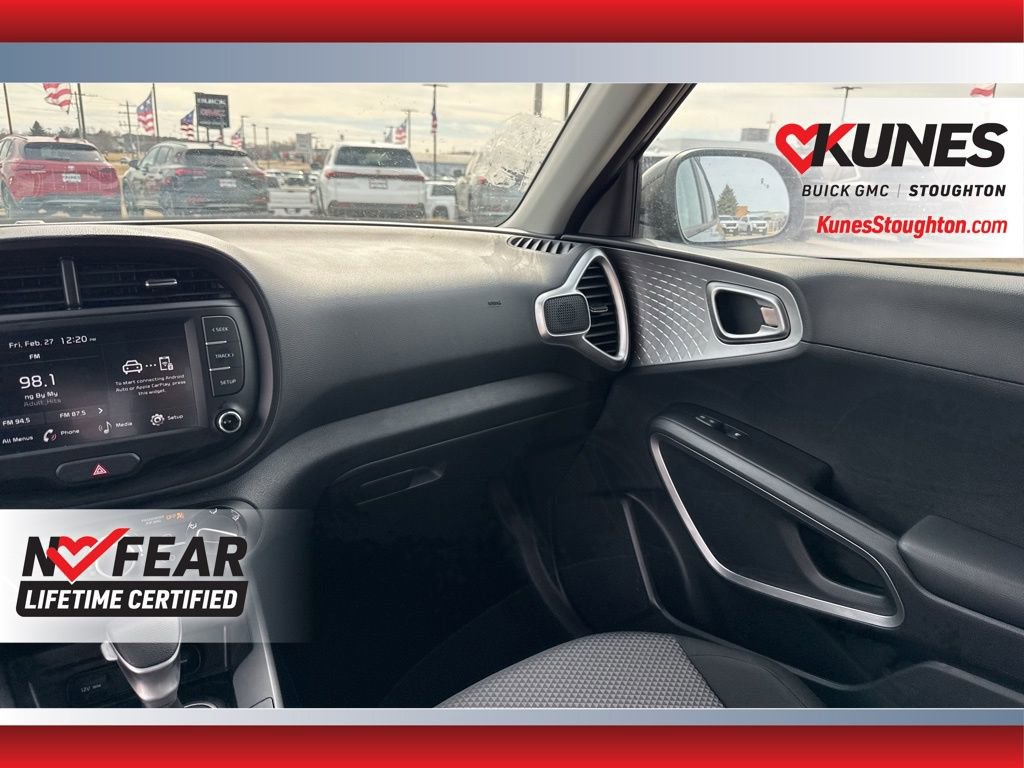 Used 2025 Kia Soul LX FWD image 40