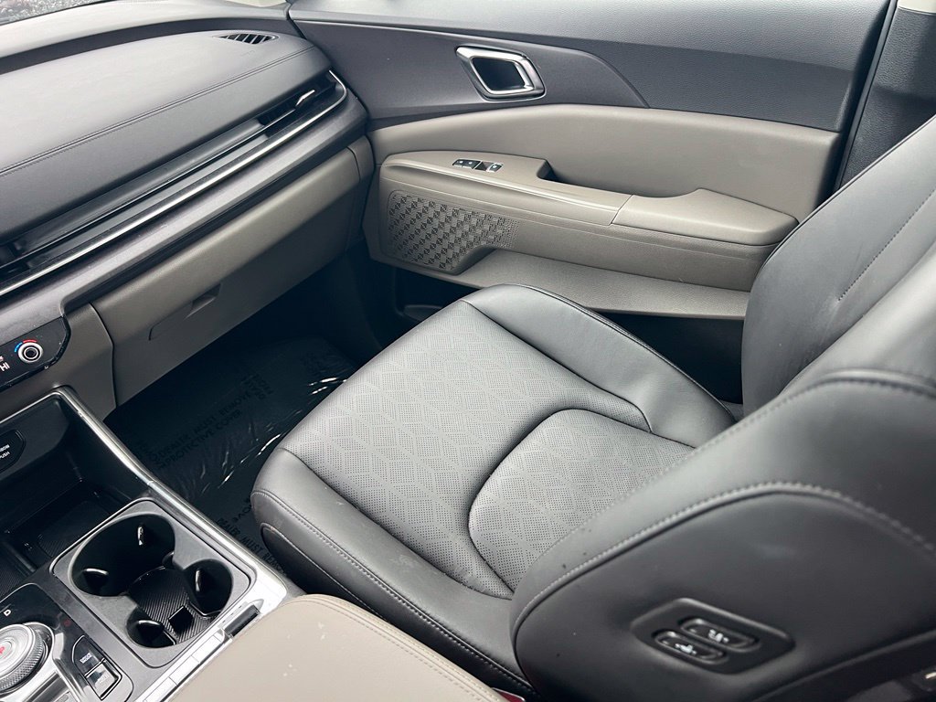 Certified 2025 Kia Carnival SX FWD image 13