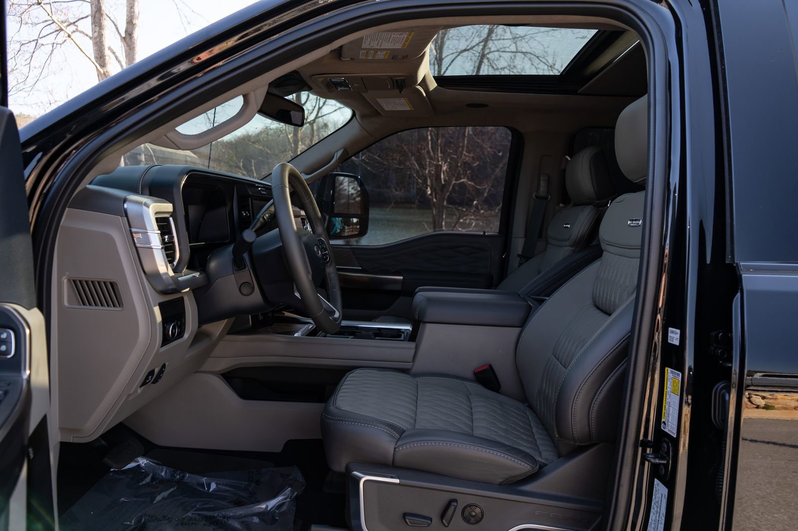 Used 2025 Ford F250 Platinum w/ Platinum Plus Package image 32