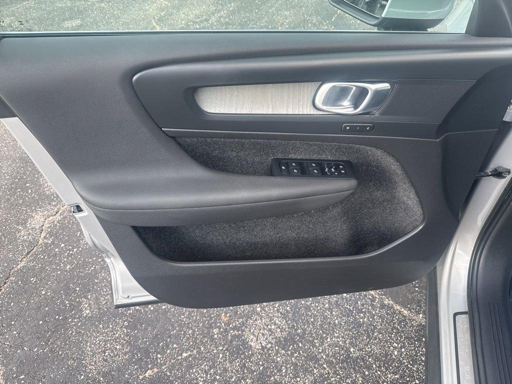 Used 2023 Volvo XC40 B5 Plus AWD/4WD image 31