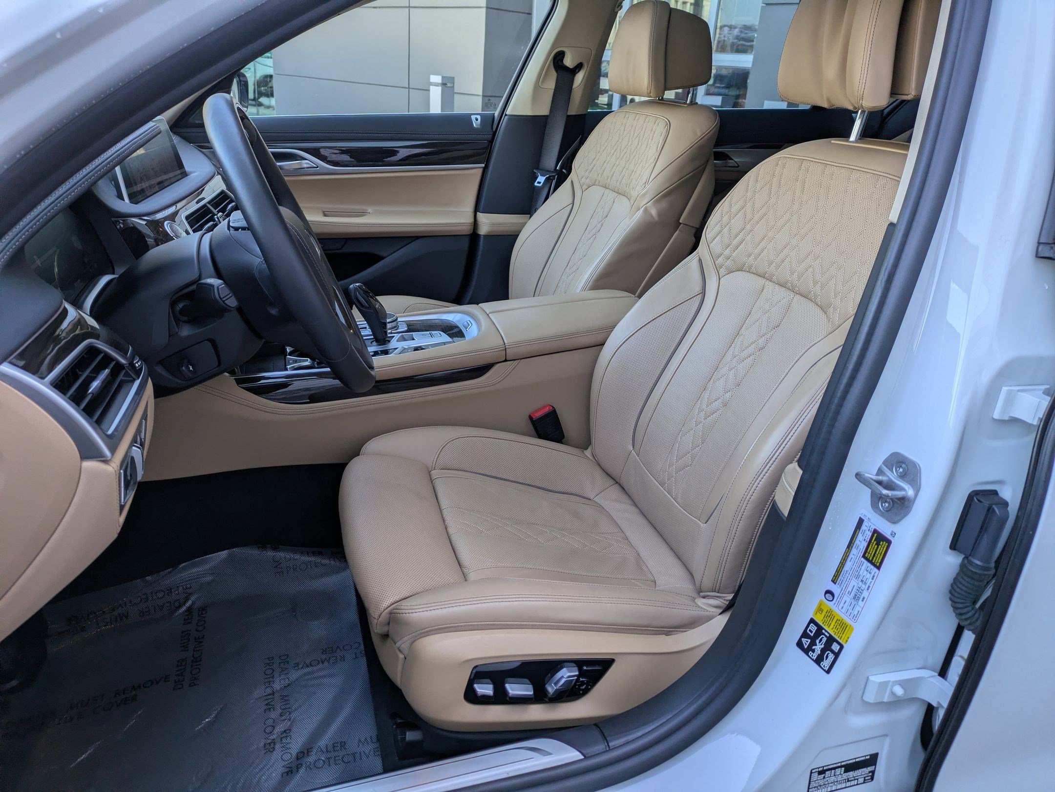 Used 2022 BMW 750i xDrive image 27