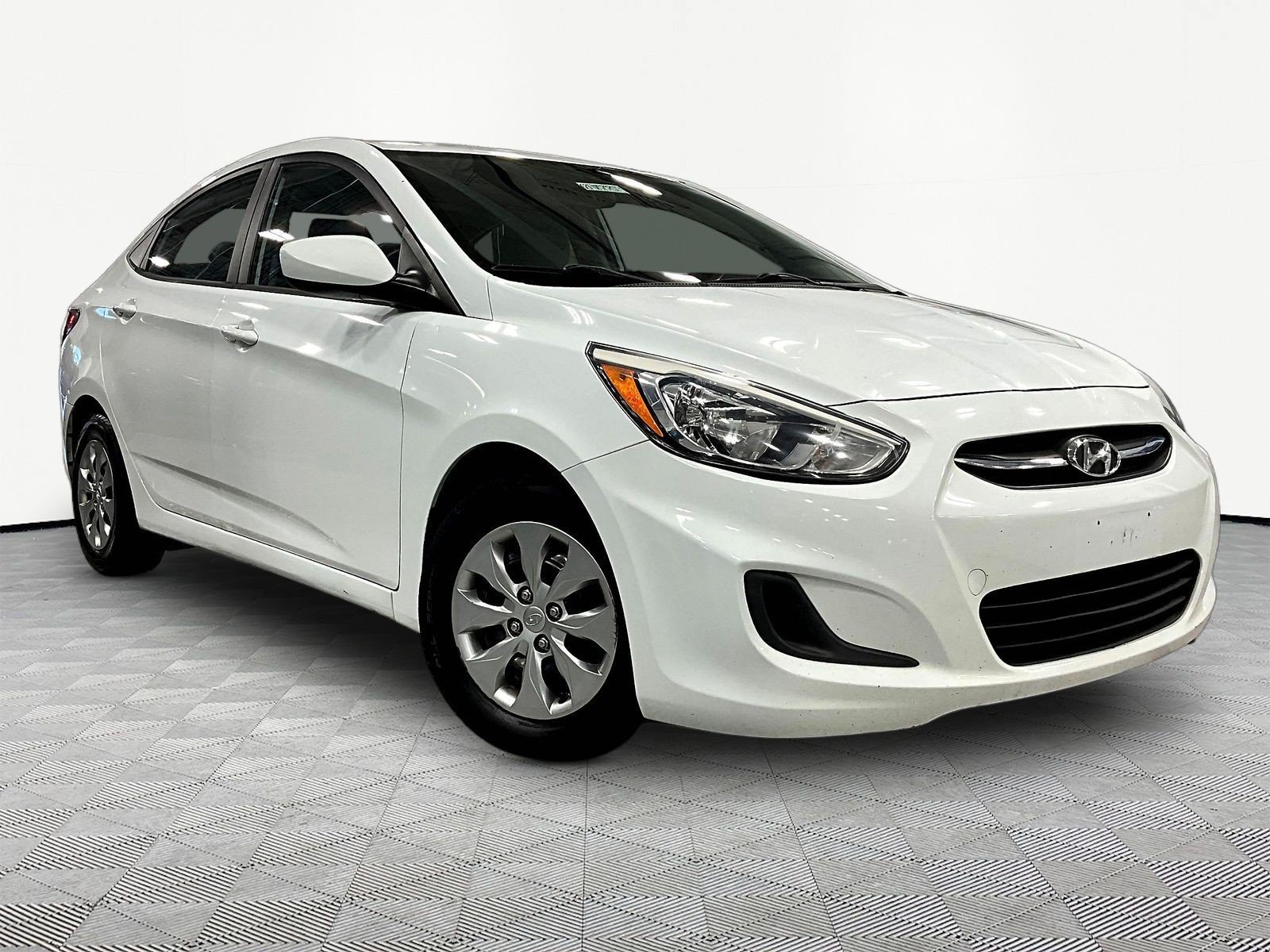 Used 2015 Hyundai Accent GLS FWD image 3