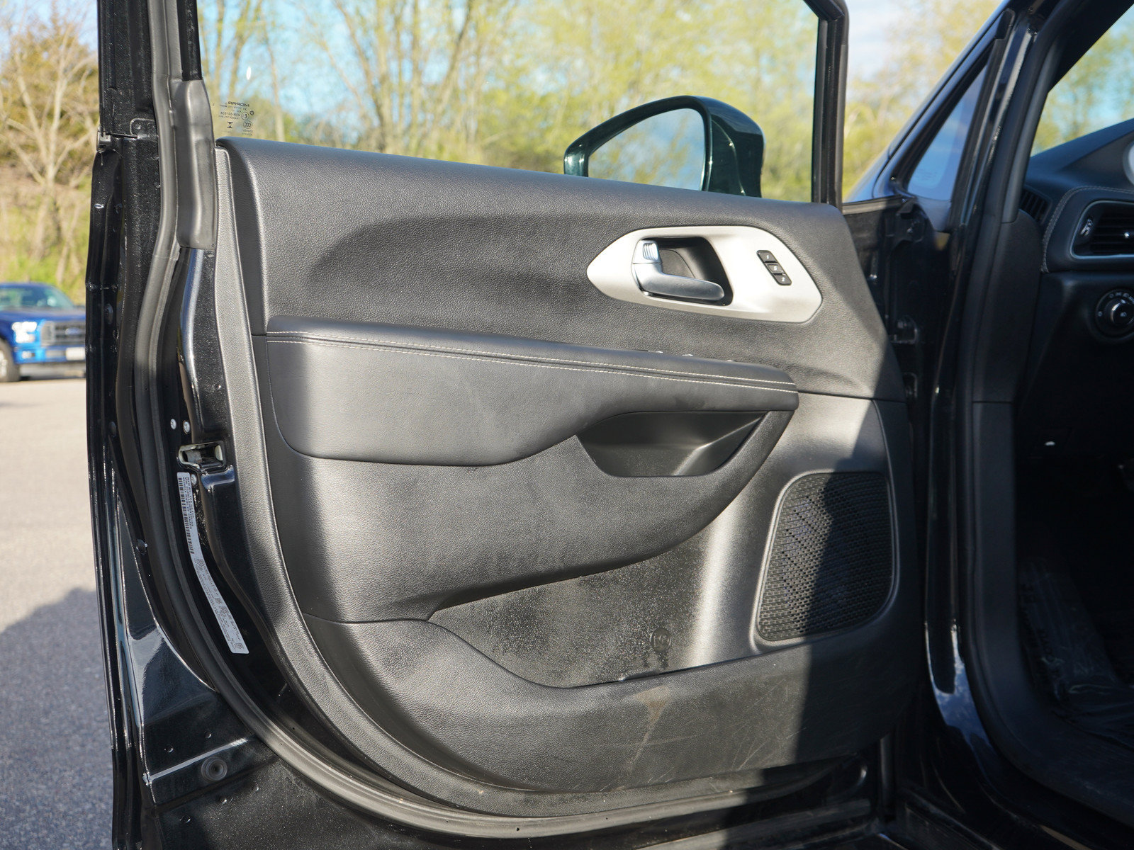 Used 2024 Chrysler Pacifica Premium FWD image 21