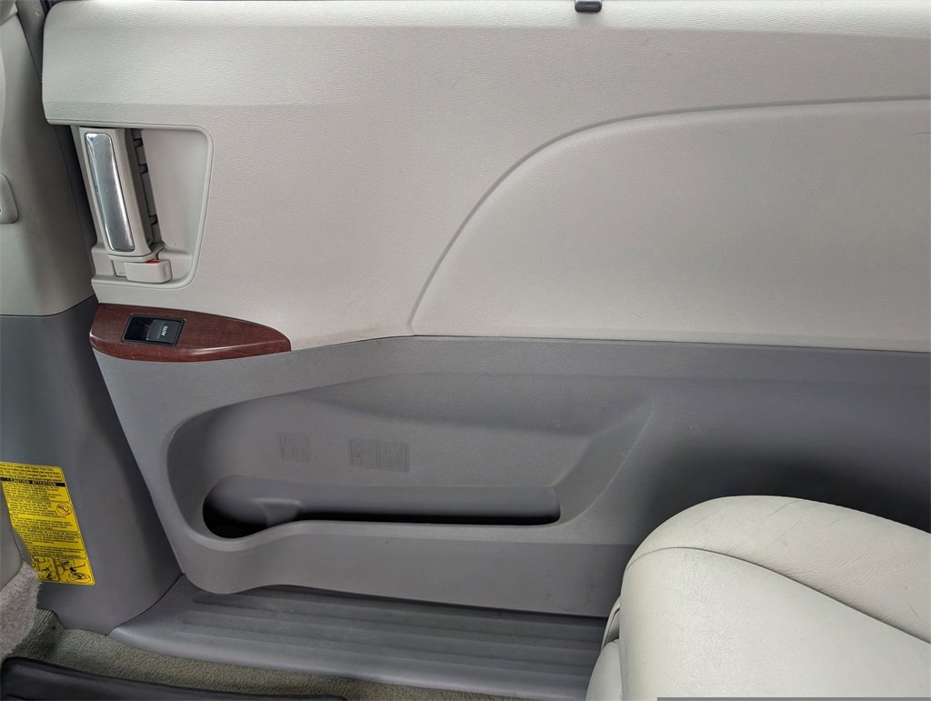Used 2013 Toyota Sienna XLE image 29
