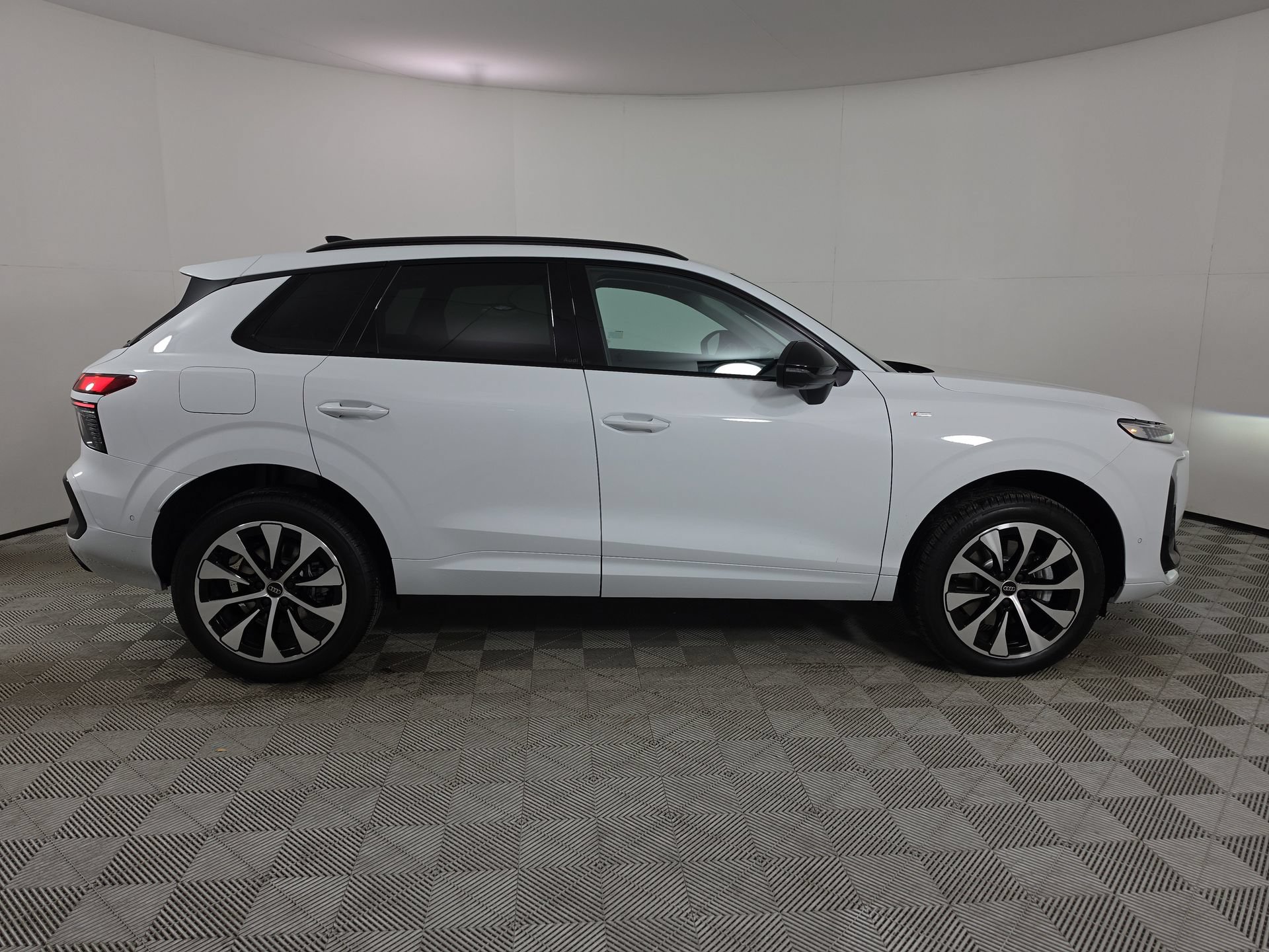 New 2026 Audi Q3 quattro 2.0T AWD/4WD image 8