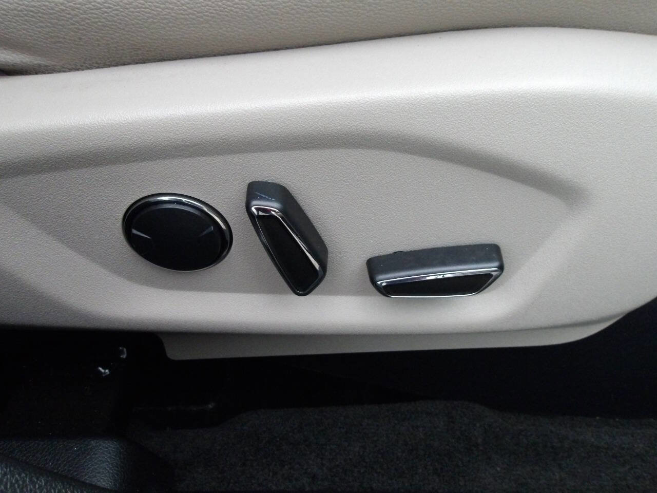 Used 2018 Ford Explorer Limited image 27