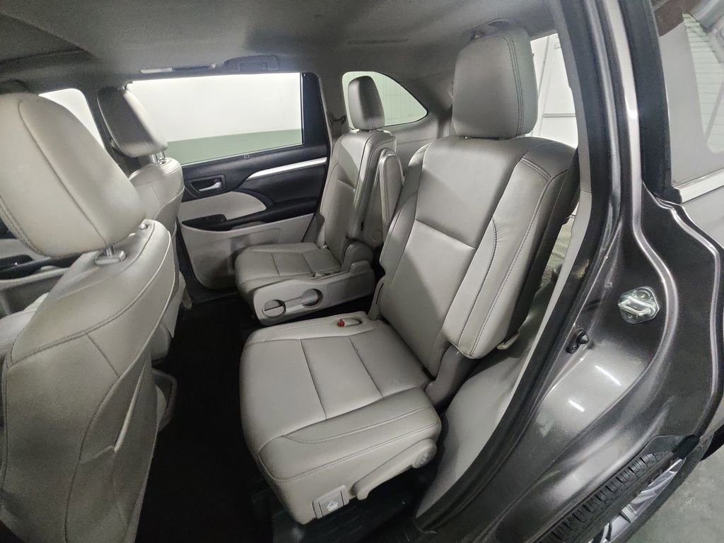 Used 2017 Toyota Highlander XLE image 24