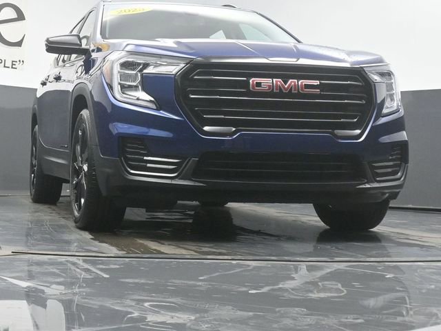 Used 2023 GMC Terrain SLE w/ Driver Convenience Package image 3