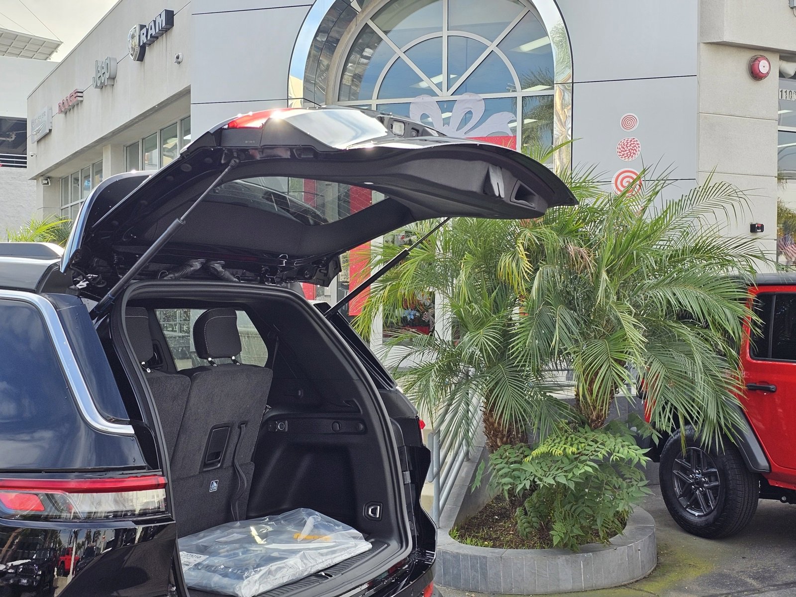 New 2025 Jeep Grand Cherokee L Laredo image 8