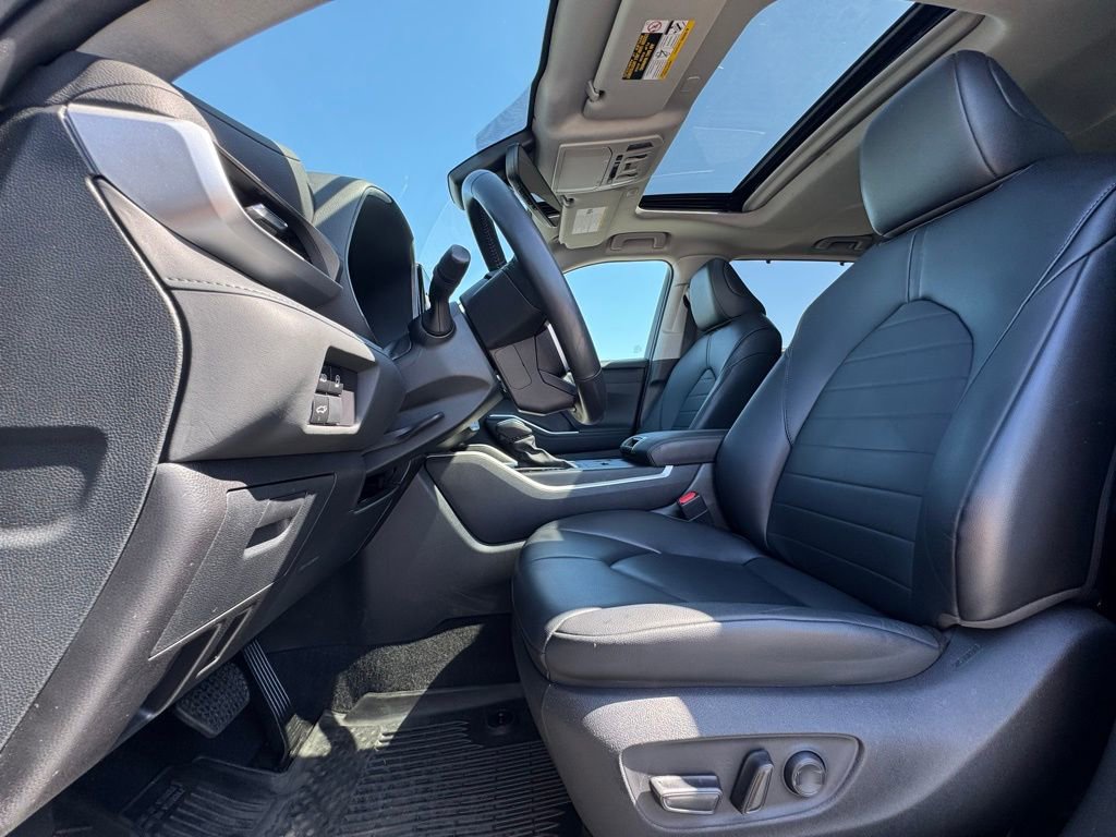 Used 2024 Toyota Highlander XLE FWD image 19