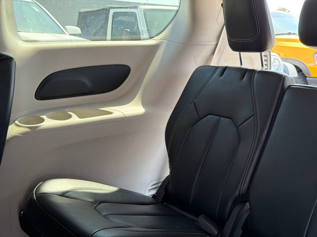 Used 2023 Chrysler Pacifica Touring-L FWD image 19