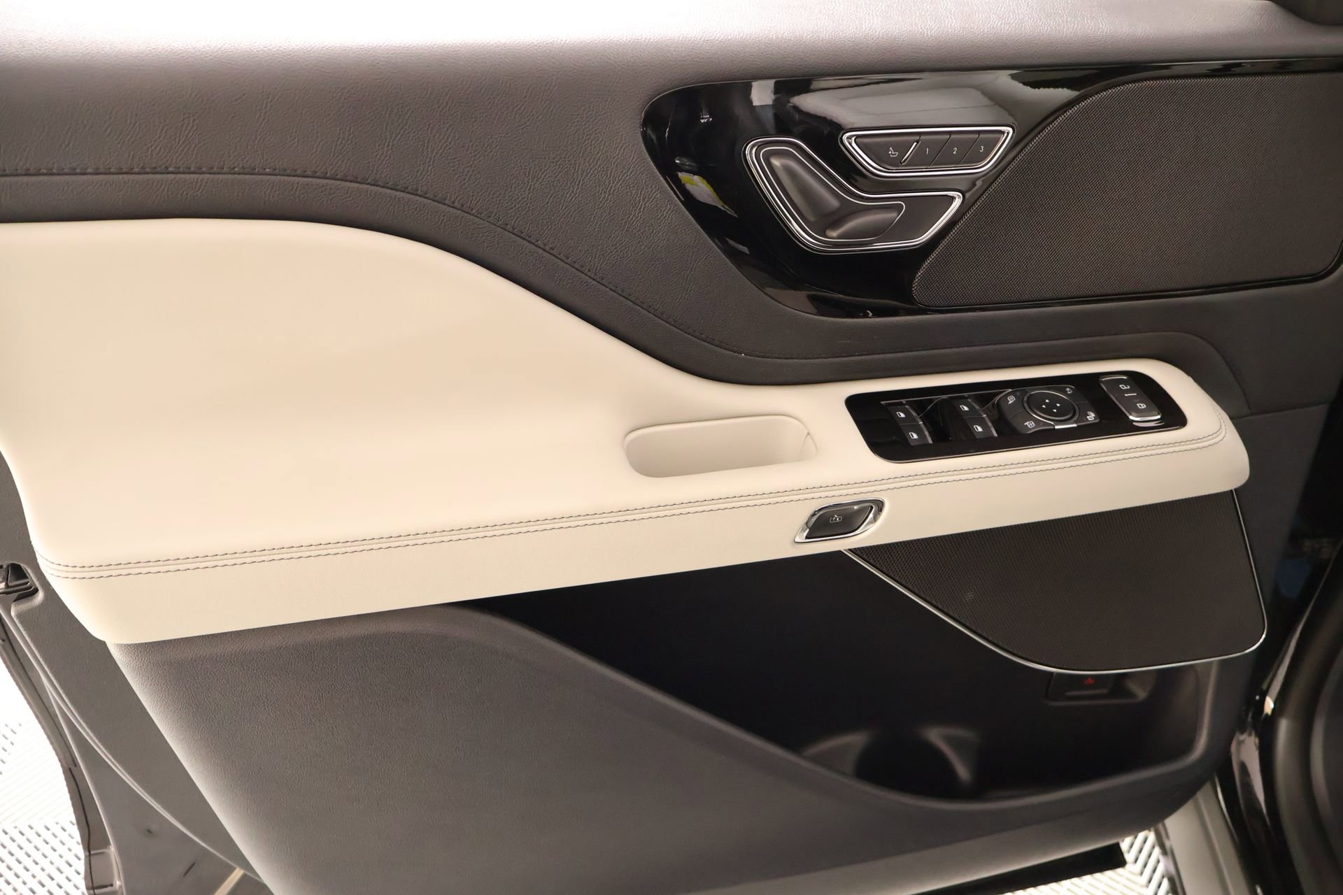 New 2026 Lincoln Aviator AWD image 17