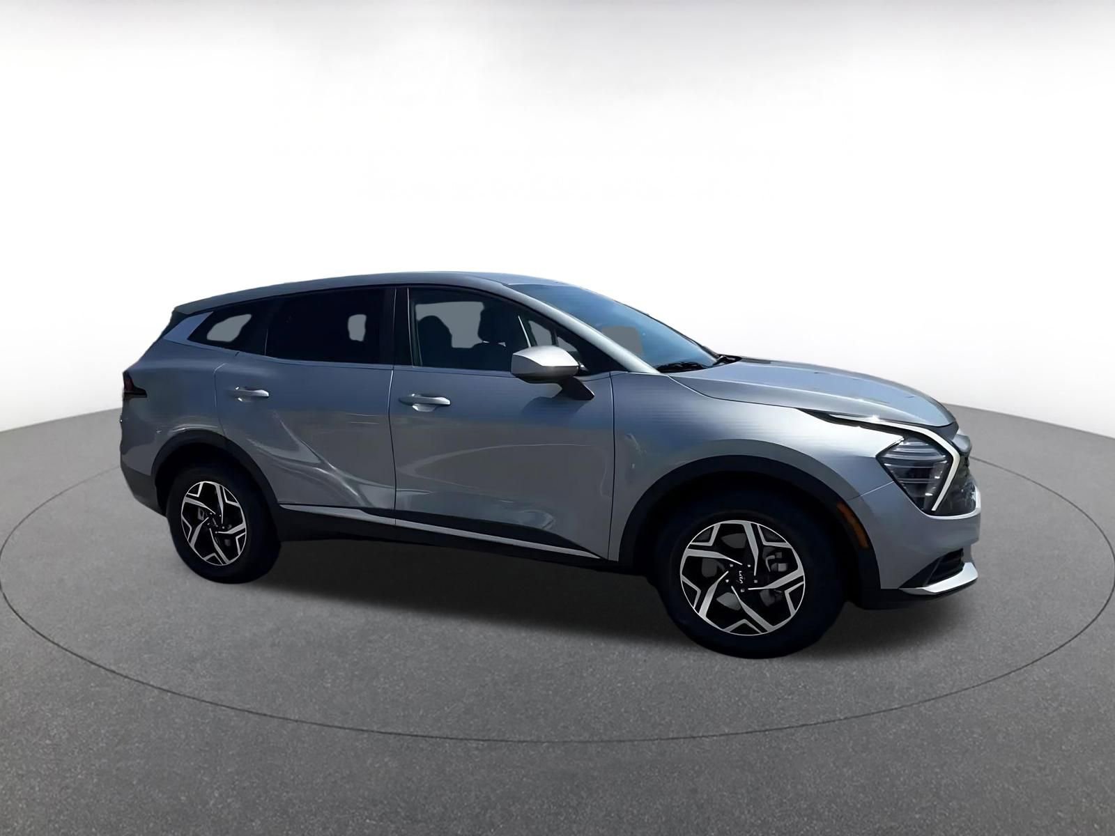 Used 2025 Kia Sportage LX FWD image 2