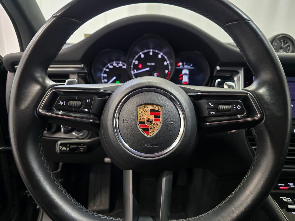 Certified 2024 Porsche Macan image 14