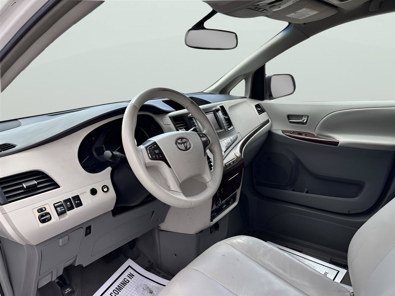 Used 2011 Toyota Sienna XLE w/ Premium Pkg FWD image 10