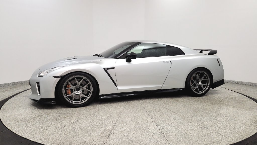 Used 2020 Nissan GT-R Premium AWD/4WD image 2