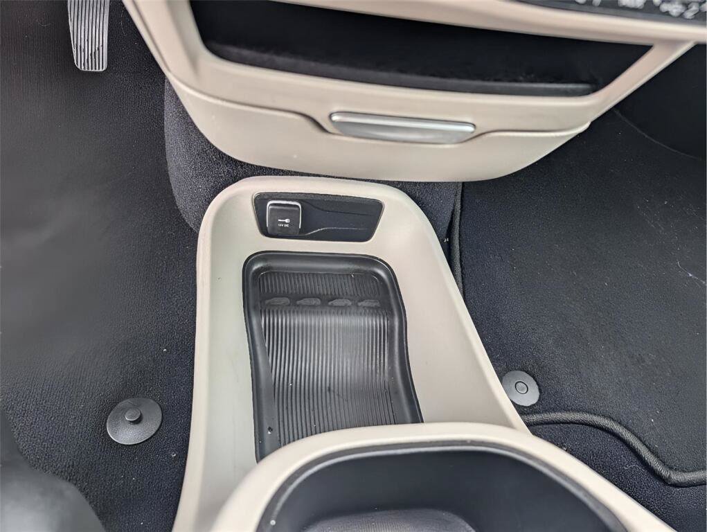 Used 2023 Chrysler Pacifica Touring-L FWD image 17