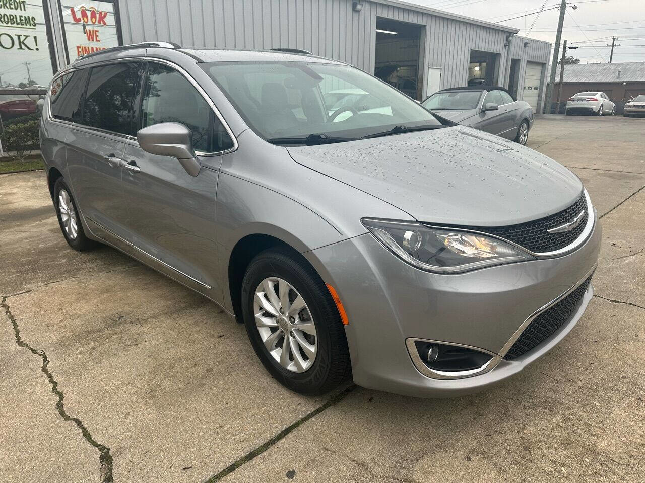 Used 2018 Chrysler Pacifica Touring-L Plus FWD image 4