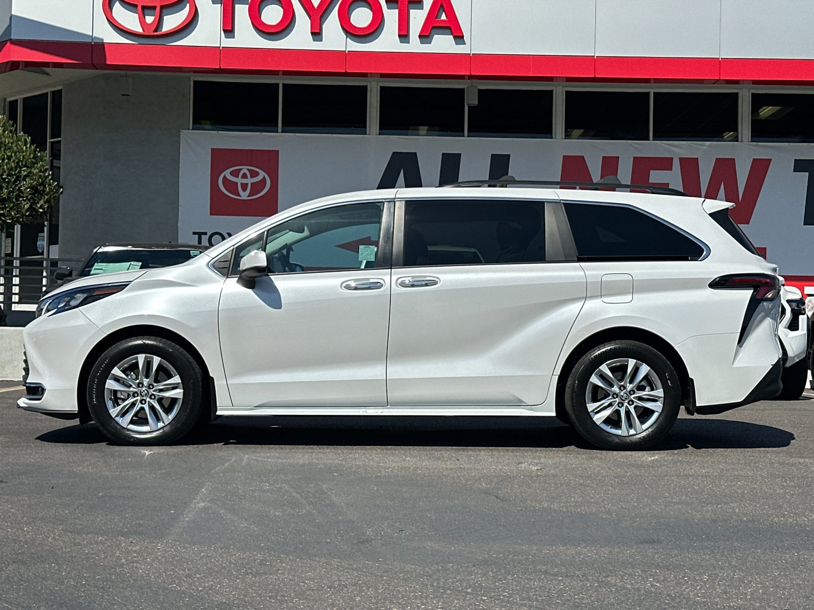 Used 2024 Toyota Sienna XLE w/ XLE Plus Package FWD image 2