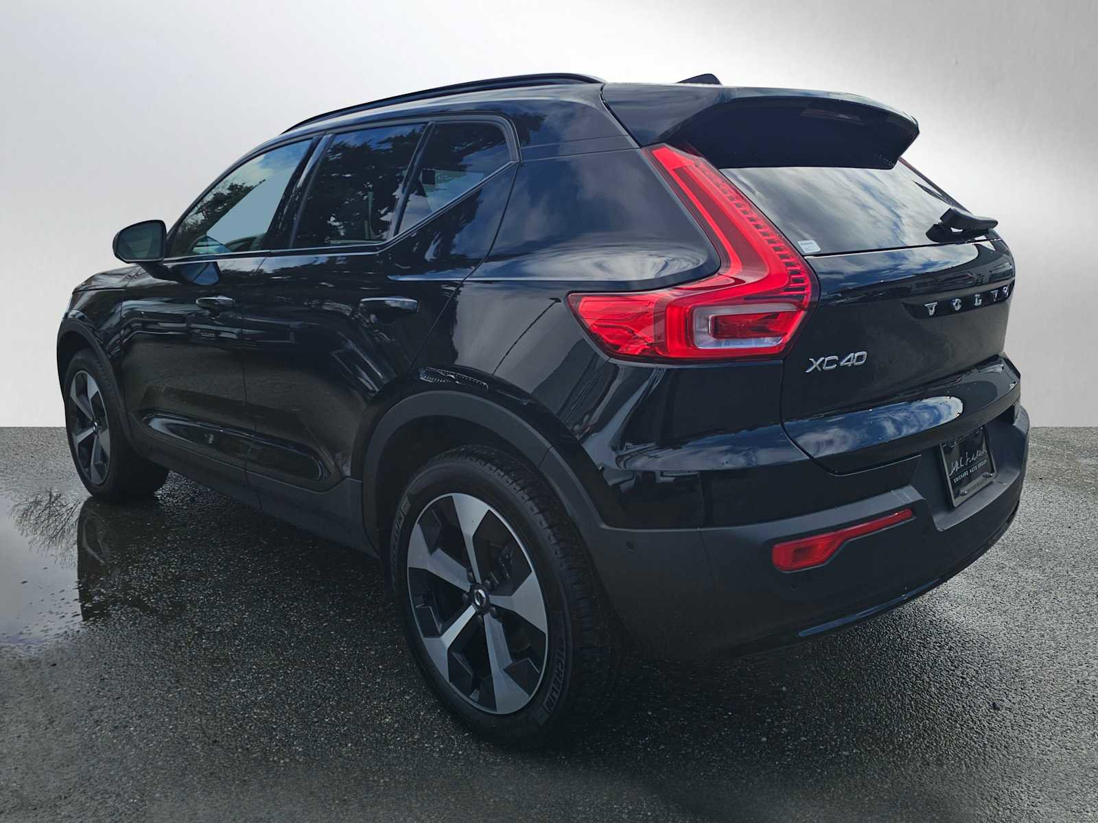 Used 2025 Volvo XC40 B5 Plus w/ Protection Package Premier image 5