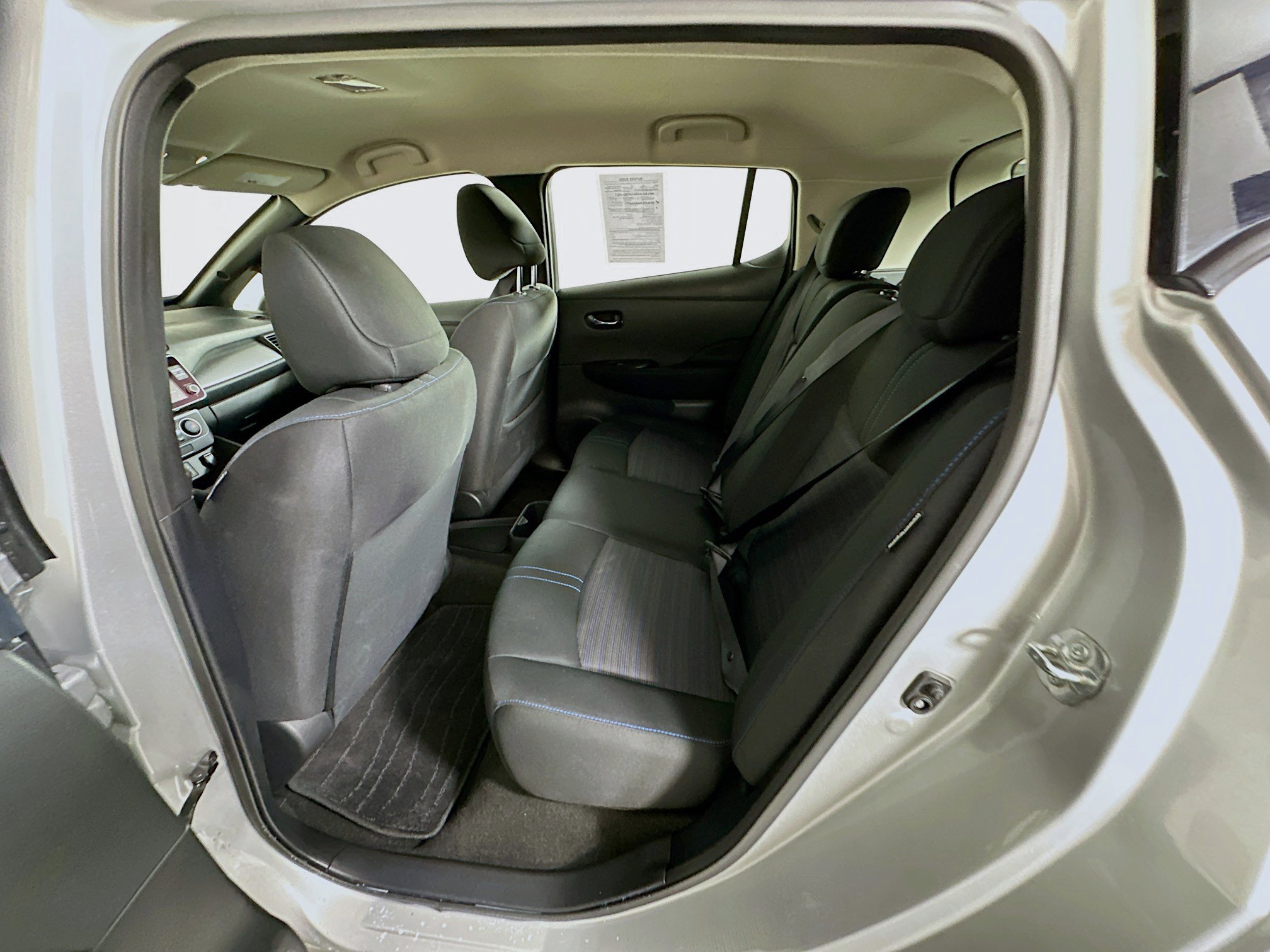 Used 2025 Nissan Leaf S image 25