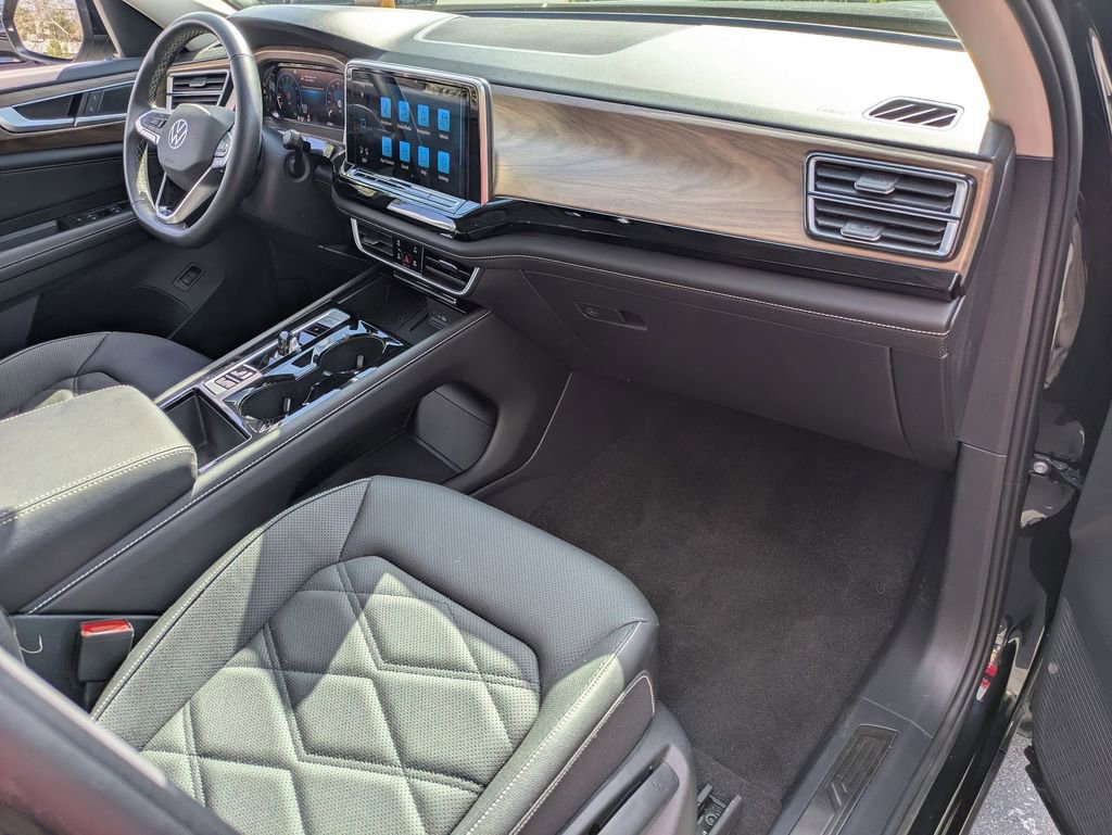 Used 2025 Volkswagen Atlas SE image 33