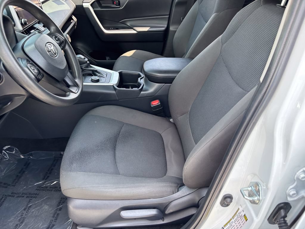 Used 2025 Toyota RAV4 LE AWD/4WD image 17