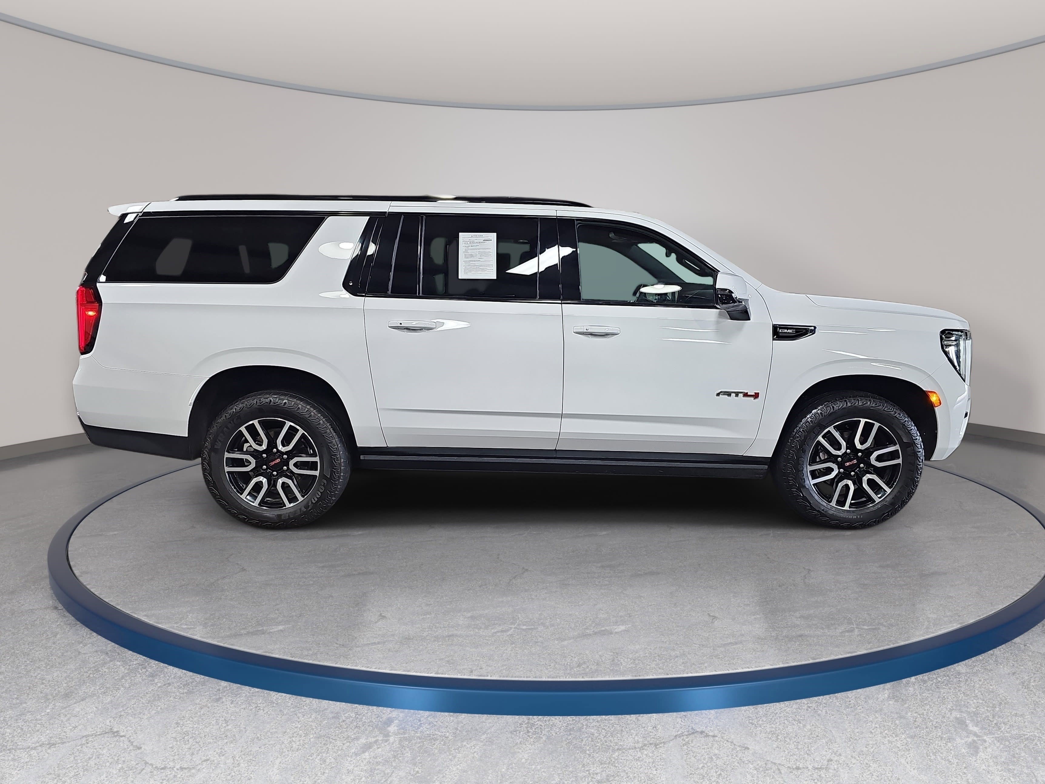 Used 2024 GMC Yukon XL AT4 w/ AT4 Premium Package AWD/4WD image 4