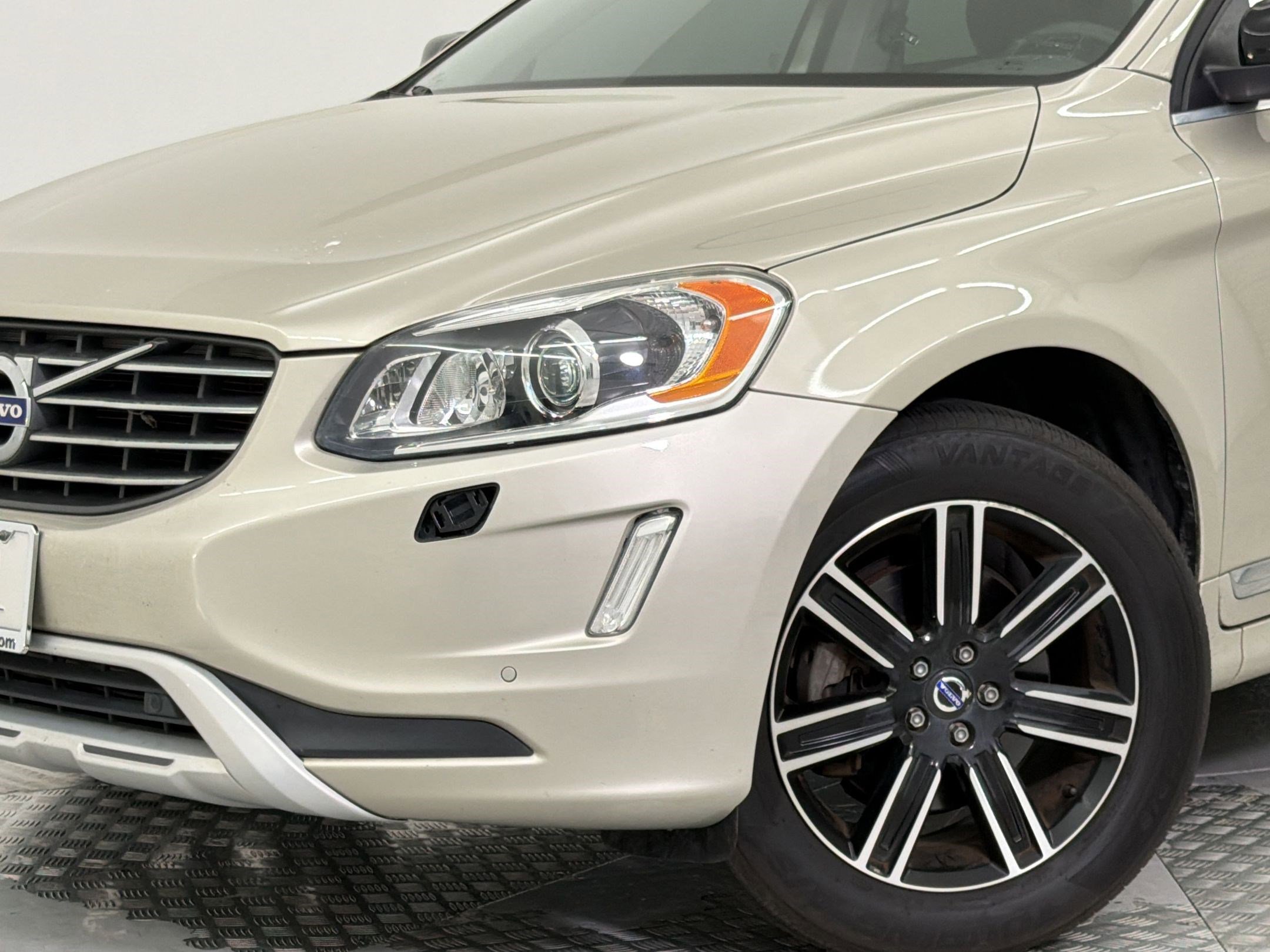 Used 2017 Volvo XC60 T5 Dynamic w/ Preferred Option Package FWD image 11