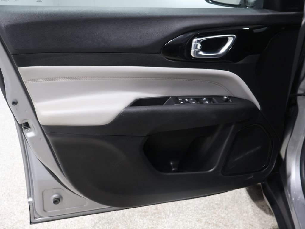 Used 2022 Jeep Compass Limited image 13