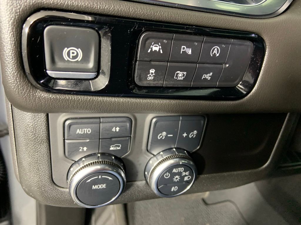 Used 2025 GMC Yukon Denali w/ Sun & Power Step Package image 31