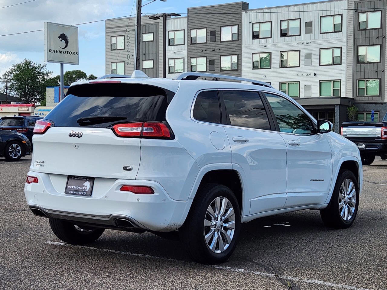 Used 2017 Jeep Cherokee Overland w/ Technology Group image 10