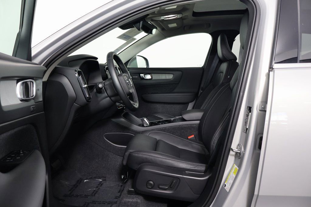 Used 2025 Volvo XC40 B5 Ultra w/ Climate Package image 10