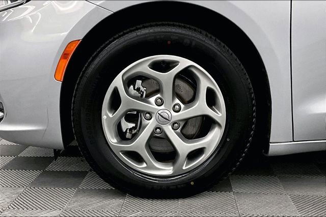 Used 2024 Chrysler Pacifica Limited image 10