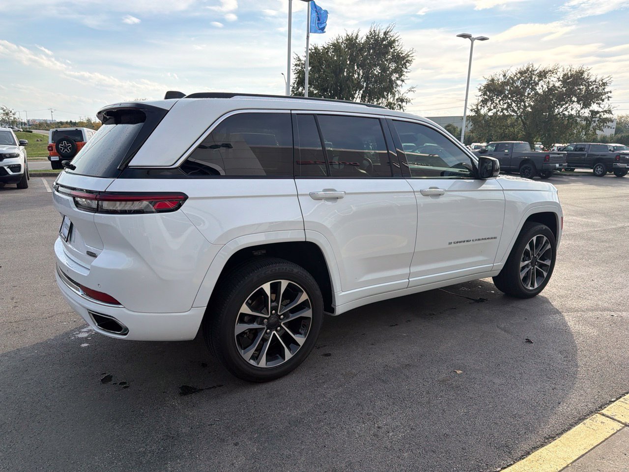 Used 2023 Jeep Grand Cherokee Overland w/ Luxury Tech Group IV AWD/4WD image 10