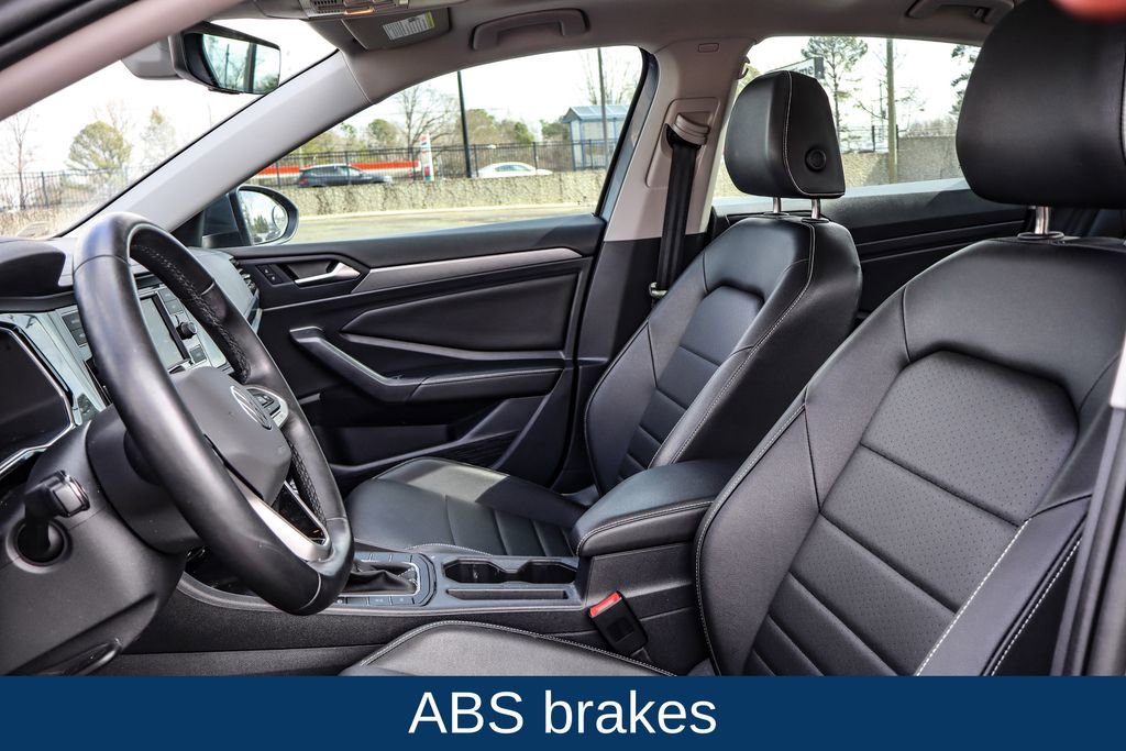 Used 2023 Volkswagen Jetta SE w/ Panoramic Sunroof Package image 10