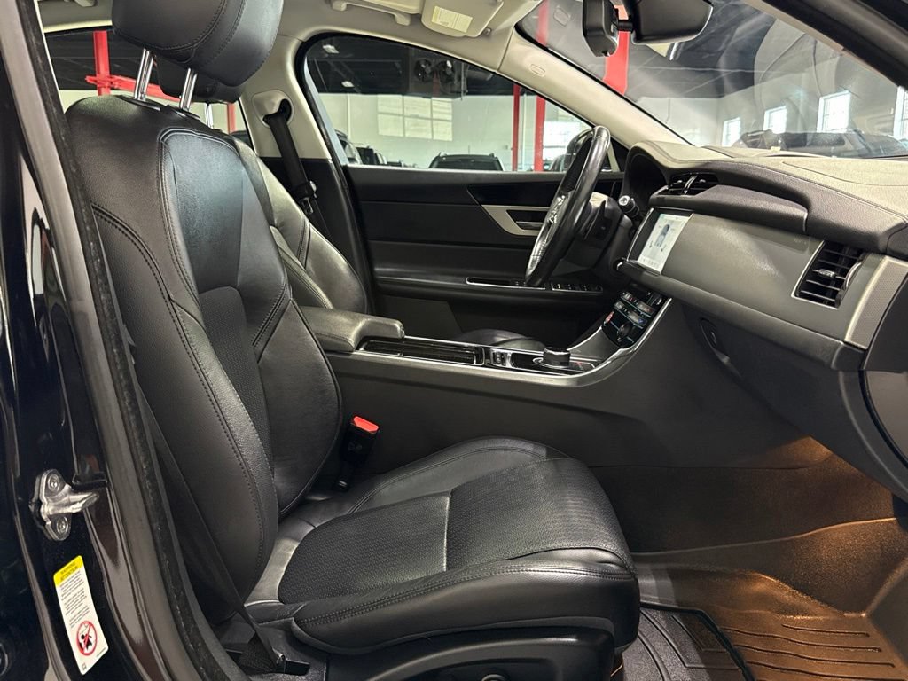 Used 2017 Jaguar XF Prestige AWD/4WD image 28