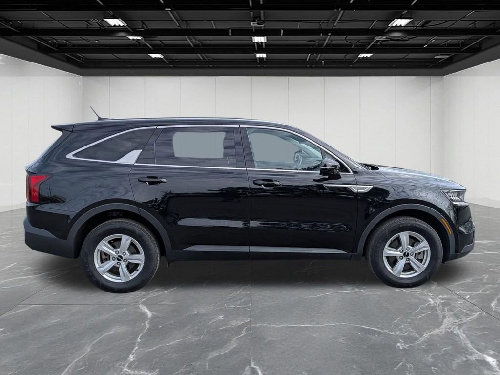 Used 2023 Kia Sorento LX image 6