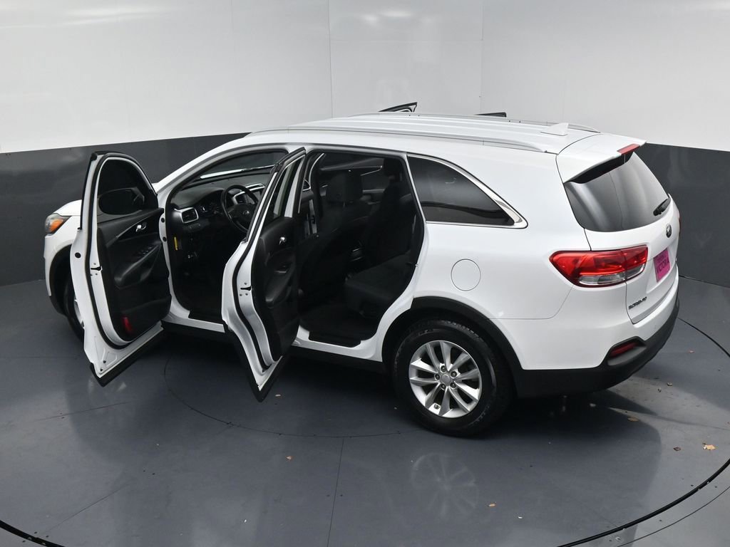 Used 2017 Kia Sorento LX w/ LX Convenience Package image 18