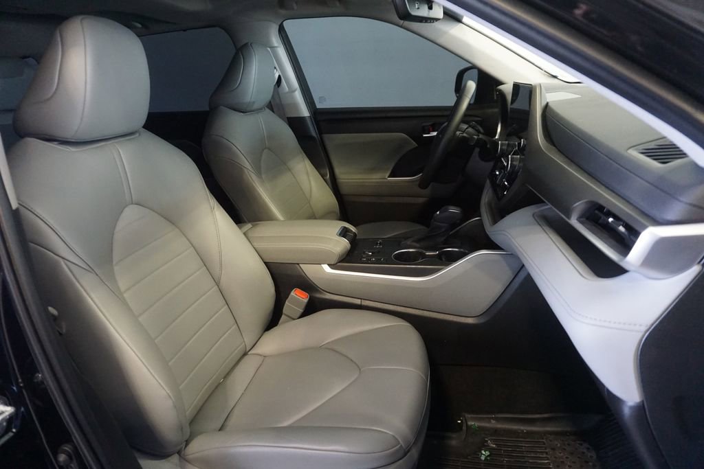 Used 2023 Toyota Highlander XLE AWD/4WD image 18