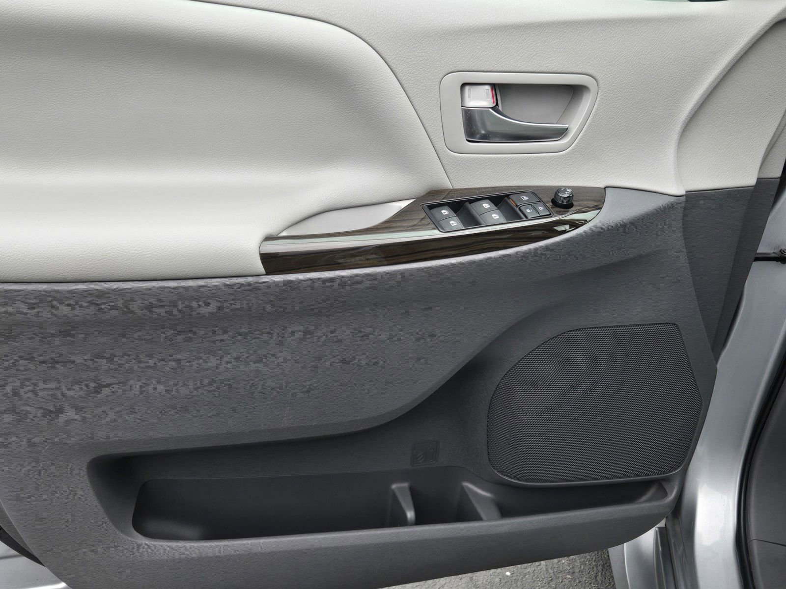 Certified 2020 Toyota Sienna XLE FWD image 8