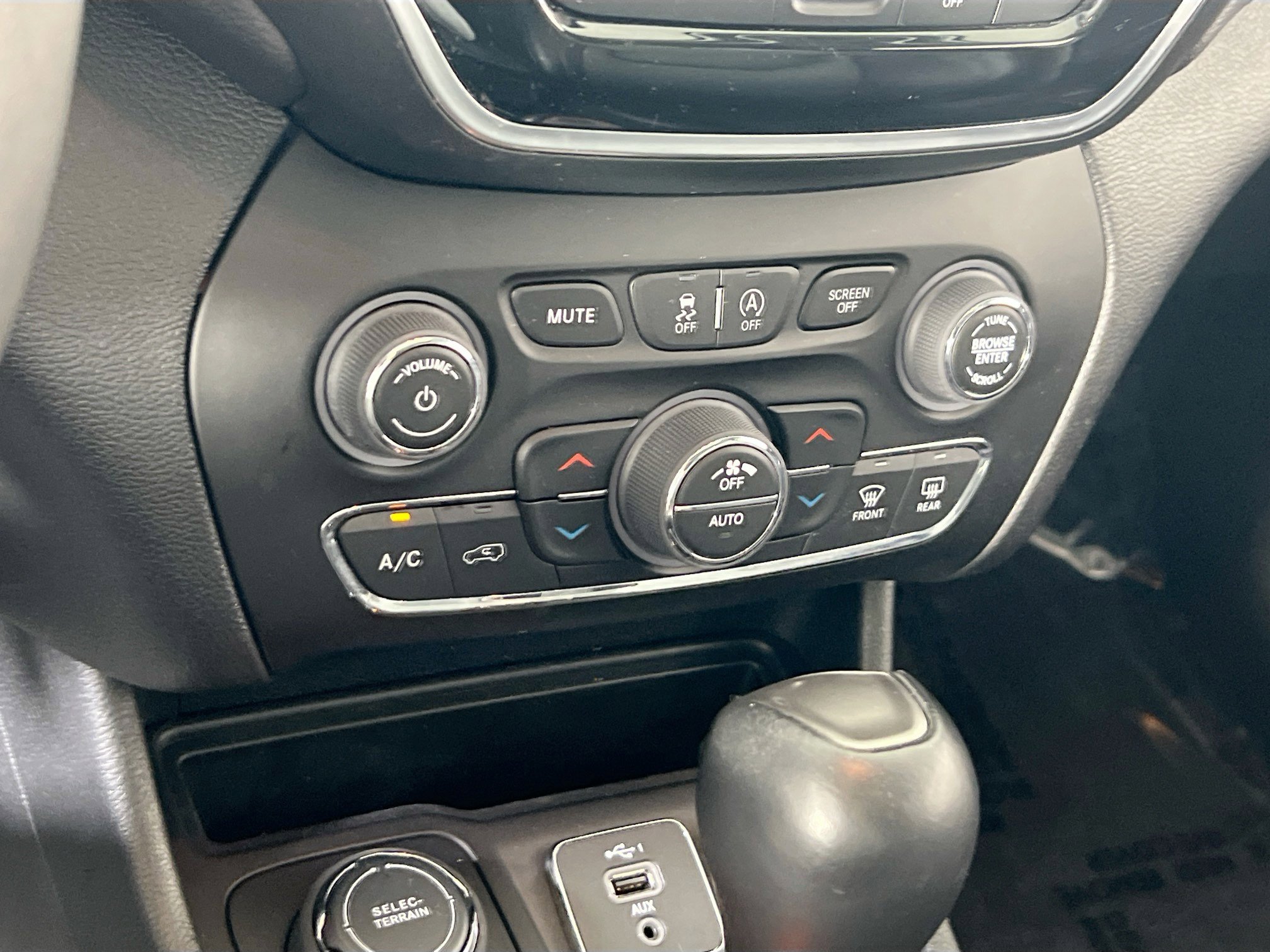 Used 2022 Jeep Cherokee Limited AWD/4WD image 15