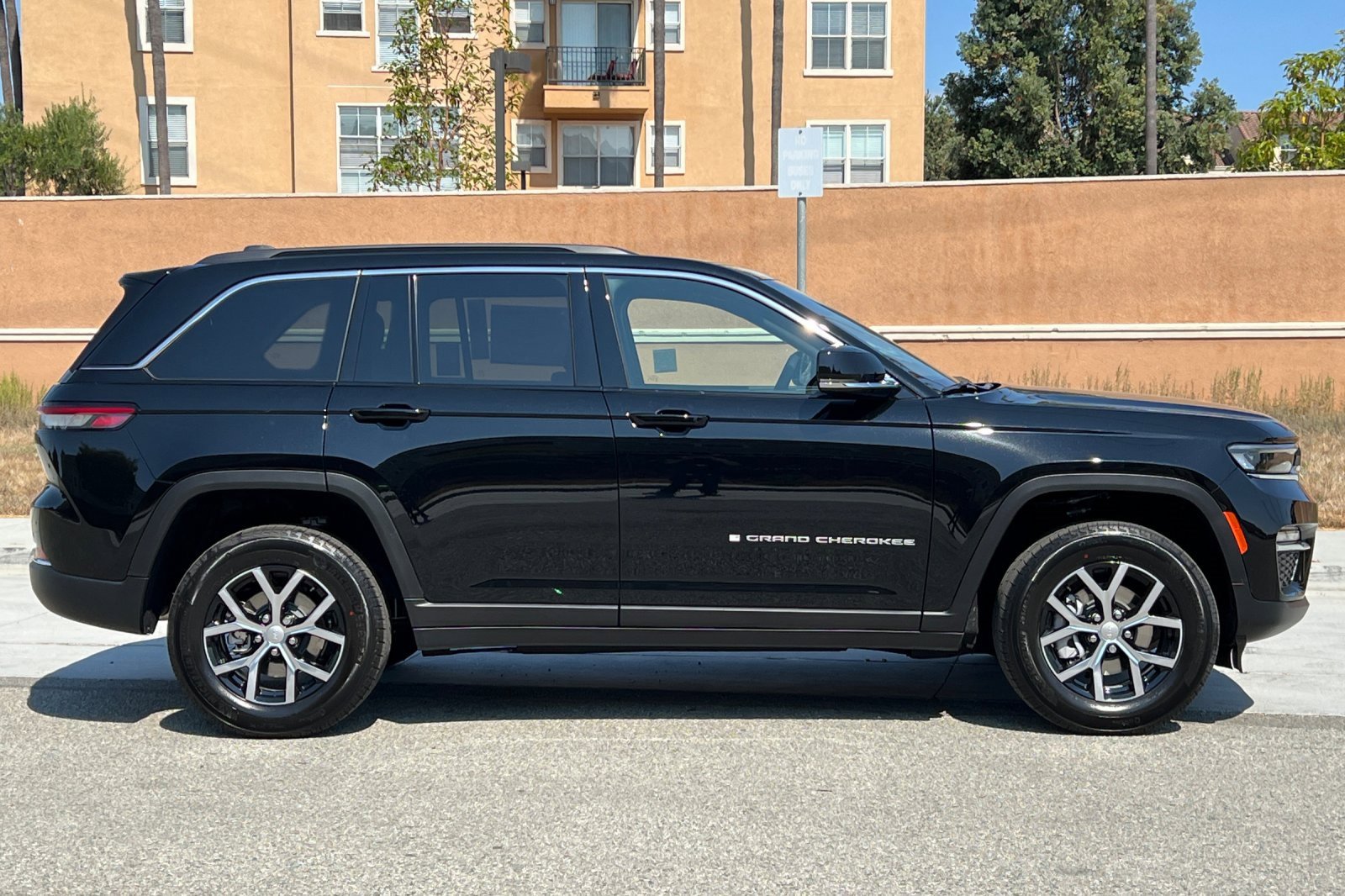 New 2025 Jeep Grand Cherokee Limited image 3