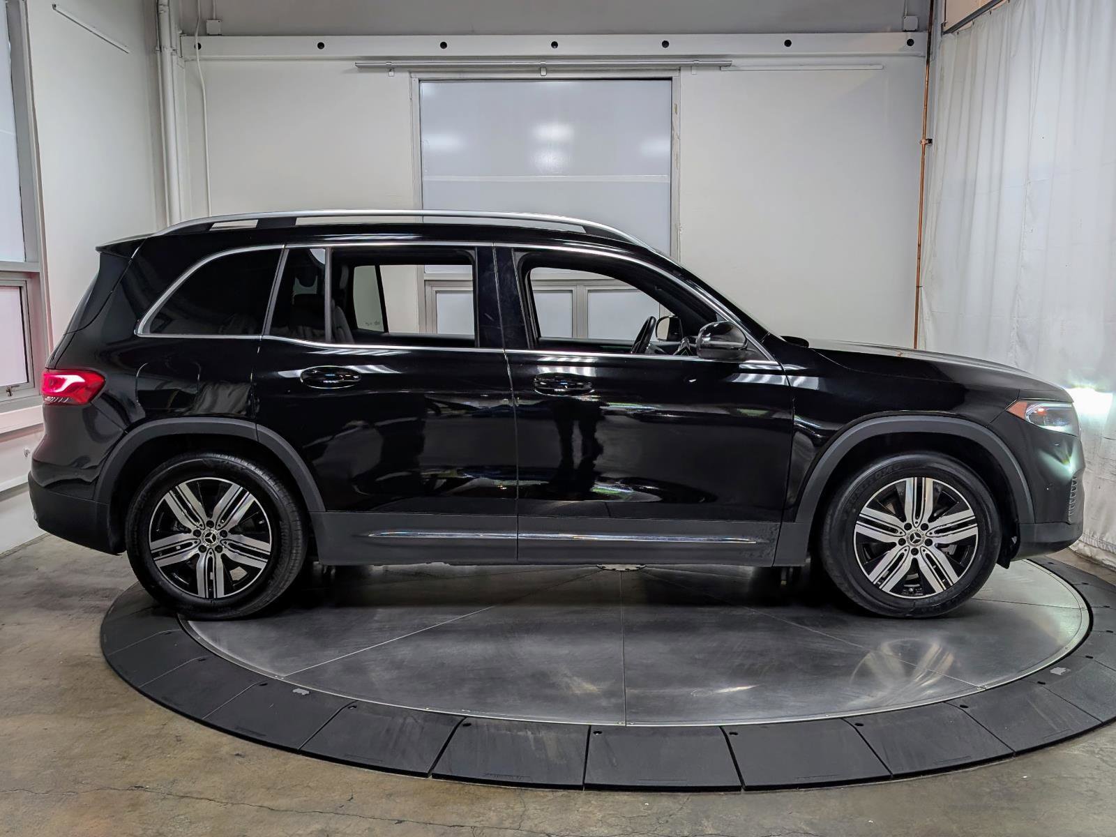 Used 2023 Mercedes-Benz EQB 300 4MATIC image 10