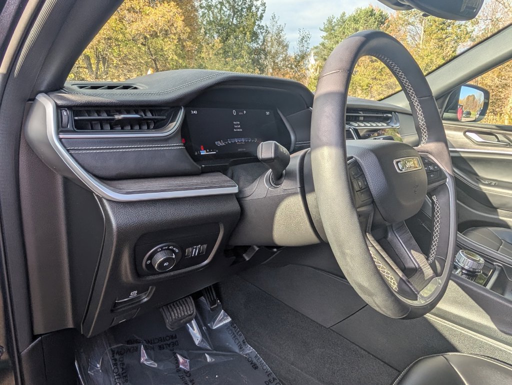 Used 2024 Jeep Grand Cherokee Limited w/ Black Appearance Package AWD/4WD image 18
