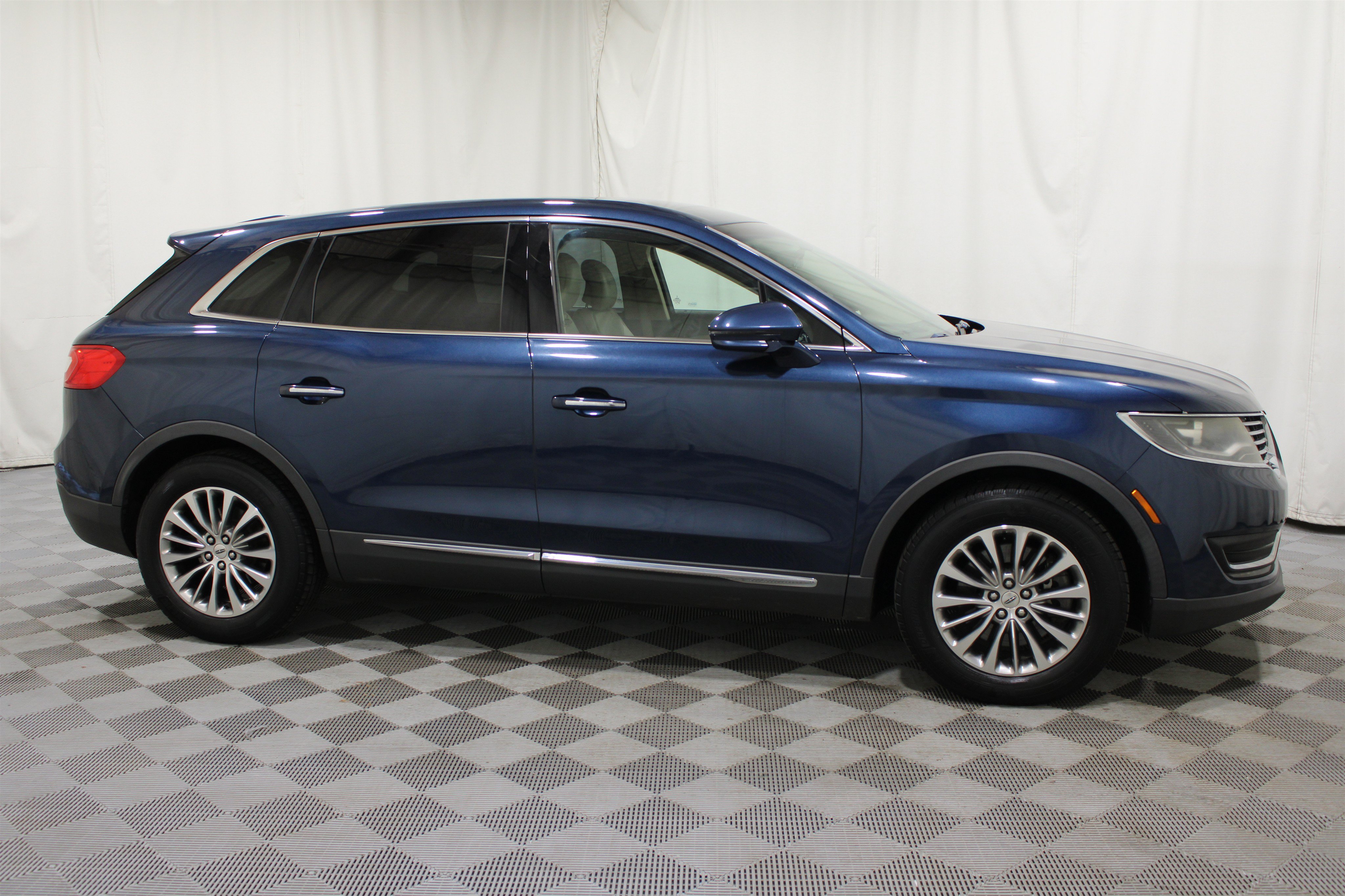 Used 2017 Lincoln MKX Select w/ Enhanced Security Package FWD image 29